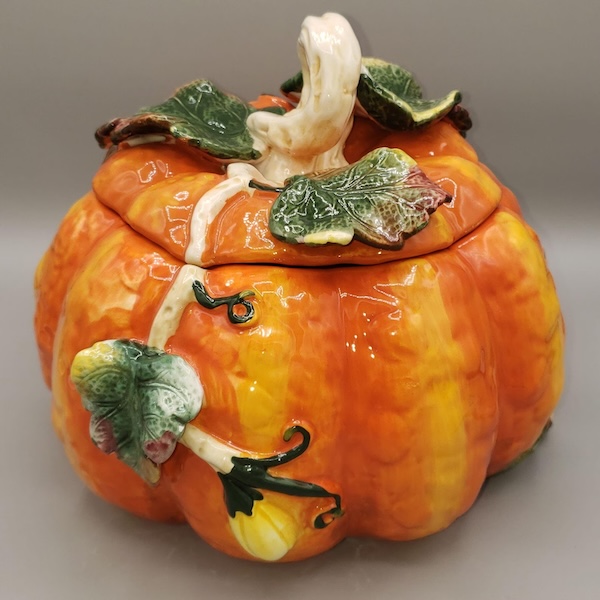 Pumpkin tureen for Thanksgiving table setting ideas